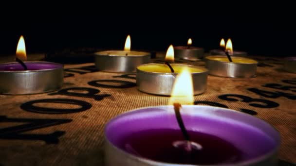 Spirituelle Ouija Tafel Und Die Kerzen — Stockvideo