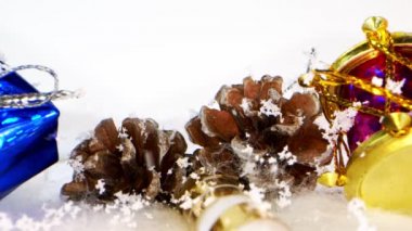 Noel Baba 'nın üzerine kar ve Noel süslemesi yağıyor