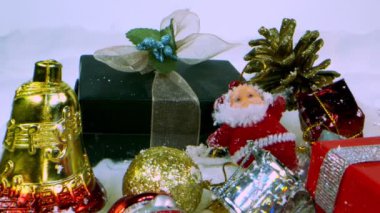 Noel Baba 'nın üzerine kar ve Noel süslemesi yağıyor