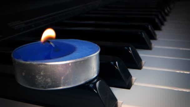 钢琴键盘和蜡烛 — 图库视频影像