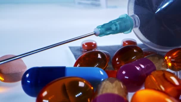 治癒と針に使用されるカラー医薬品のマクロビュー — ストック動画