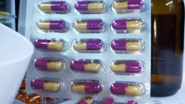Renkli İlaç hapları ve Sphygmomanometre