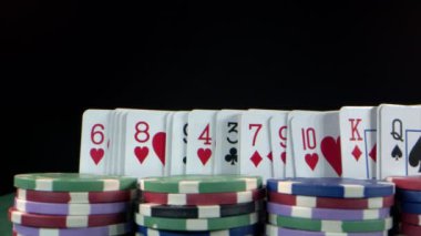 Kumar Fişleri ve Poker Kartları 