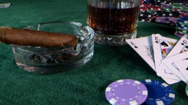 Kumar Fişleri ve Poker Kartları 