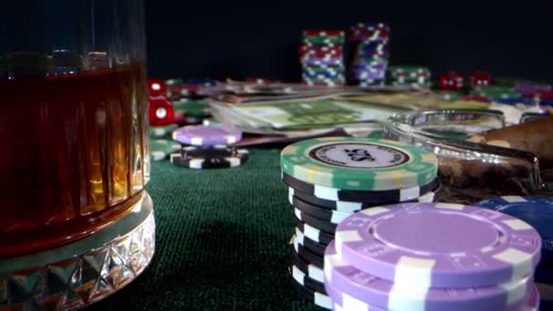 Εργαλεία Παιχνιδιού Τυχερών Παιχνιδιών Όπως Μάρκες Χρημάτων Και Κάρτες Πόκερ — Αρχείο Βίντεο