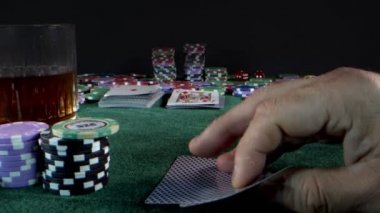 Kumar Oyun Aletleri Para Çipleri, Baharatlar ve Poker Kartları Gibi