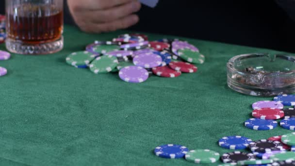 マネーチップのようなギャンブルゲームツール ダイスやポーカーカード — ストック動画