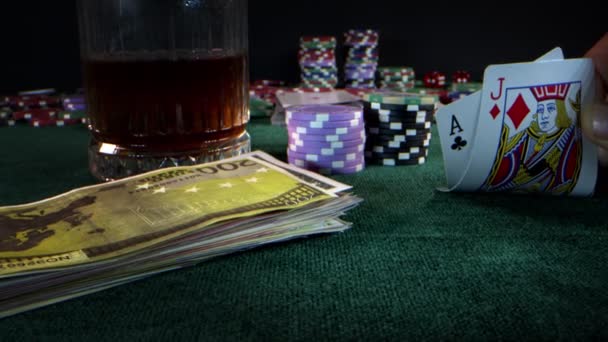 Kumar Oyun Aletleri Para Çipleri Baharatlar Poker Kartları Gibi — Stok video