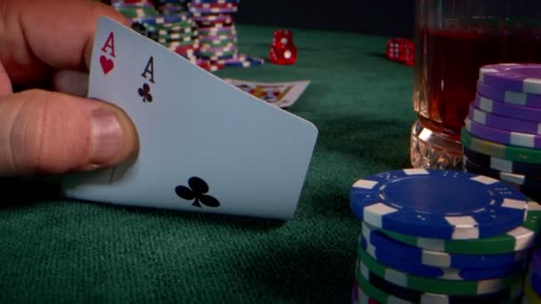 マネーチップのようなギャンブルゲームツール ダイスやポーカーカード — ストック動画