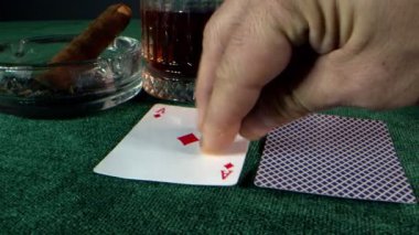 Kumar Oyun Aletleri Para Çipleri, Baharatlar ve Poker Kartları Gibi