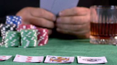 Kumar Oyun Aletleri Para Çipleri, Baharatlar ve Poker Kartları Gibi