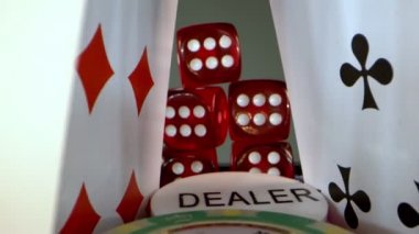 Kumar Oyun Aletleri Para Çipleri, Baharatlar ve Poker Kartları Gibi