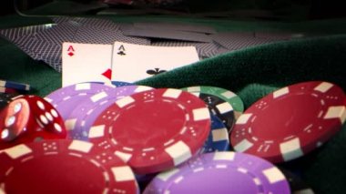 Kumar Oyun Aletleri Para Çipleri, Baharatlar ve Poker Kartları Gibi