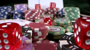 Kumar Oyun Aletleri Para Çipleri, Baharatlar ve Poker Kartları Gibi