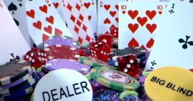 Kumar Oyun Aletleri Para Çipleri, Baharatlar ve Poker Kartları Gibi