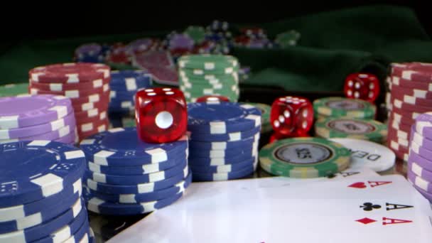 Szerencsejáték Eszközök Mint Pénz Zseton Kockák Póker Kártyák — Stock videók