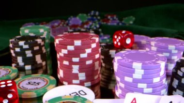 Kumar Oyun Aletleri Para Çipleri, Baharatlar ve Poker Kartları Gibi