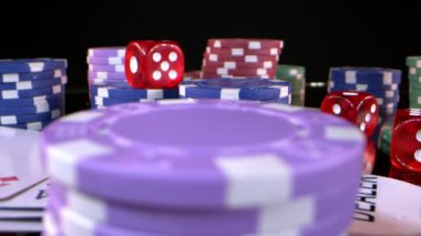 Kumar Oyun Aletleri Para Çipleri, Baharatlar ve Poker Kartları Gibi