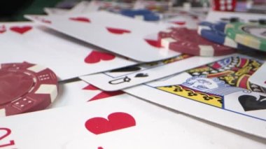 Kumar Oyun Aletleri Para Çipleri, Baharatlar ve Poker Kartları Gibi