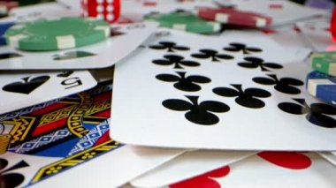 Kumar Oyun Aletleri Para Çipleri, Baharatlar ve Poker Kartları Gibi