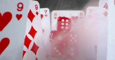Kumar Oyun Aletleri Para Çipleri, Baharatlar ve Poker Kartları Gibi