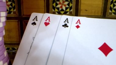 Kumar Oyun Aletleri Para Çipleri, Baharatlar ve Poker Kartları Gibi