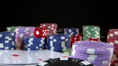Kumar Oyun Aletleri Para Çipleri, Baharatlar ve Poker Kartları Gibi