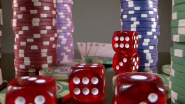 Kumar Oyun Aletleri Para Çipleri, Baharatlar ve Poker Kartları Gibi