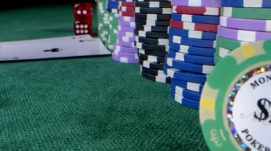 Kumar Oyun Aletleri Para Çipleri, Baharatlar ve Poker Kartları Gibi