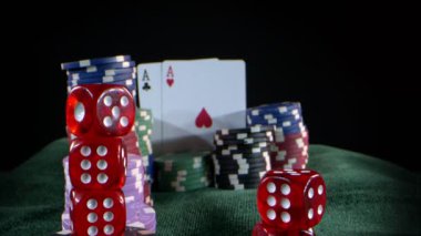 Kumar Oyun Aletleri Para Çipleri, Baharatlar ve Poker Kartları Gibi