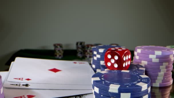 Hazard Narzędzia Gry Takie Jak Żetony Pieniądze Kości Karty Pokerowe — Wideo stockowe