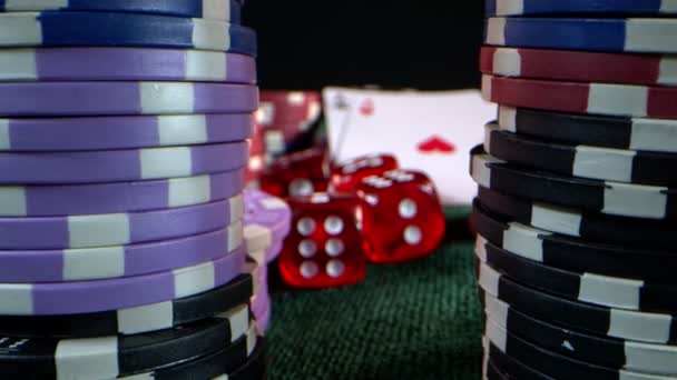 Hazardní Hry Nástroje Jako Jsou Peníze Žetony Kostky Pokerové Karty — Stock video