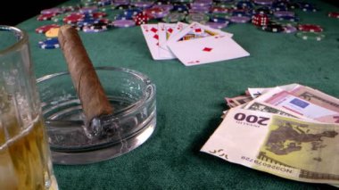 Kumar Oyun Aletleri Para Çipleri, Baharatlar ve Poker Kartları Gibi