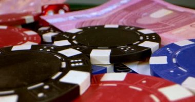 Kumar Oyun Aletleri Para Çipleri, Baharatlar ve Poker Kartları Gibi