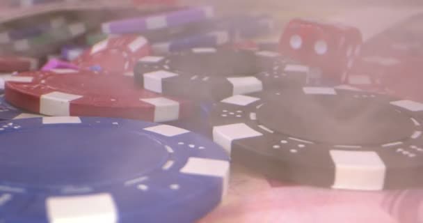 Игровые инструменты, такие как фишки и карты для покера Стоковое Видео