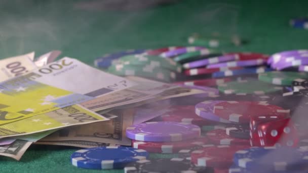 Hazard Narzędzia Gry Takie Jak Żetony Pieniądze Kości Karty Pokerowe — Wideo stockowe