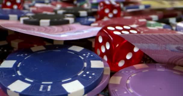 Hazardní Hry Nástroje Jako Jsou Peníze Žetony Kostky Pokerové Karty — Stock video
