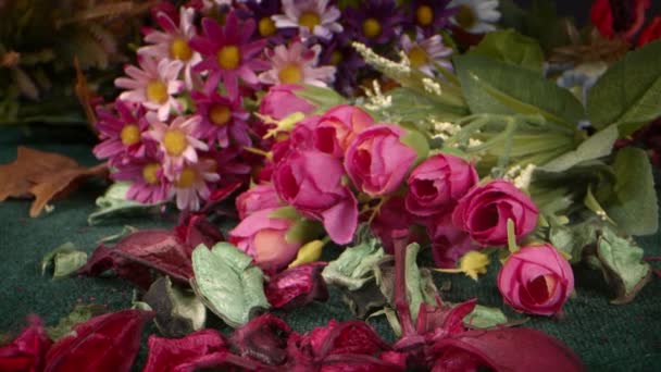 Kleurrijke Bossen Van Imitatie Bloemen — Stockvideo