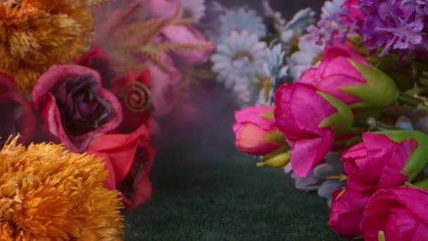 Kleurrijke Bossen Van Imitatie Bloemen — Stockvideo