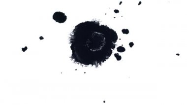 Islak Kağıda Soyut Mürekkep Damlaları 