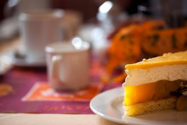 Lezzetli Kek ve Masadaki İçecekler