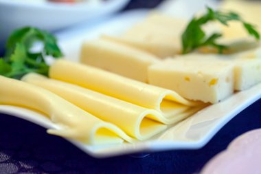 Kahvaltıda sağlıklı ve lezzetli tuzlu yiyecek peyniri.