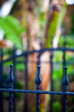 Demir Çitler Fotoğrafının Soyut Mimari Tasarımı