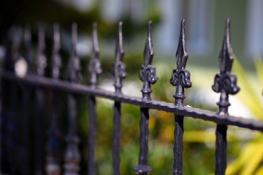 Demir Çitler Fotoğrafının Soyut Mimari Tasarımı