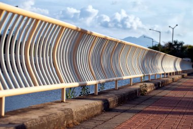 Demir Çitler Fotoğrafının Soyut Mimari Tasarımı