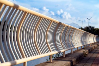 Demir Çitler Fotoğrafının Soyut Mimari Tasarımı