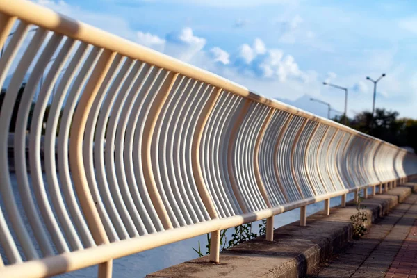 Demir Çitler Fotoğrafının Soyut Mimari Tasarımı