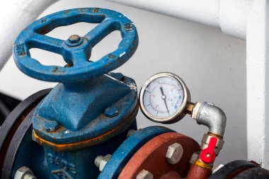 Manometre basıncını gösteren mekanik saat. Fotoğraf.