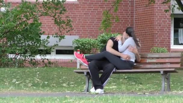 Jeune Couple Amoureux Est Assis Sur Banc — Video