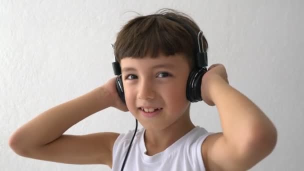 Young Kid Ascultă Muzică Căștile — Videoclip de stoc